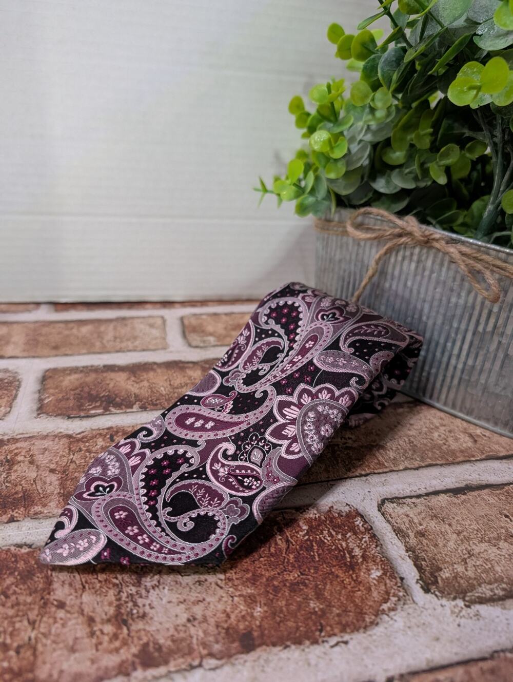 Geoffrey Beene Mens Neck Tie Silver Gray Purple Paisley Silk Classic Career